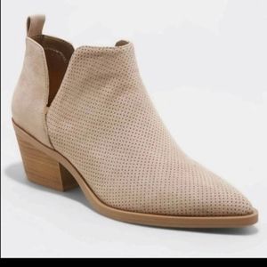 Universal Threads Cut out Ankle Booties
